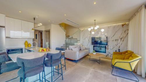 Η κουζίνα ή μικρή κουζίνα στο Eureka Luxury Residences Kamilari
