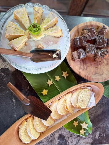 een tafel met een bord eten en een bord brood bij Pousada Blue Ocean in Itacaré