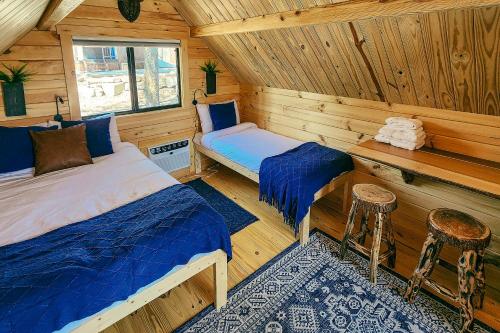 una camera con due letti in una baita di legno di Blue Buffalo Resort a Island Park
