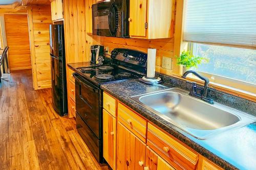 una cucina con lavello e fornello forno superiore di Blue Buffalo Resort a Island Park