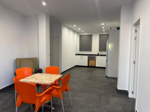 Кухня или мини-кухня в FastLatin Home Sevilla
