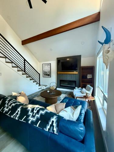 Χώρος καθιστικού στο Creekside Haven, a modern mountain escape