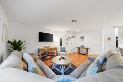 Et tv og/eller underholdning på Cozy La Jolla Bungalow Near Beach & Village