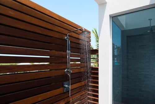 Φωτογραφία από το άλμπουμ του Cool beachfront fully staffed villa with unique architecture σε Leeward