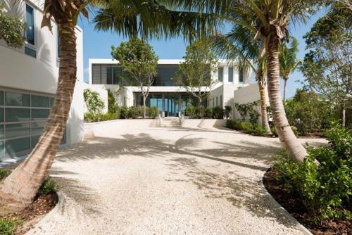 Κήπος έξω από το Cool beachfront fully staffed villa with unique architecture
