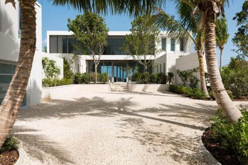 Κήπος έξω από το Cool beachfront fully staffed villa with unique architecture