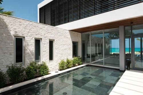Πισίνα στο ή κοντά στο Cool beachfront fully staffed villa with unique architecture