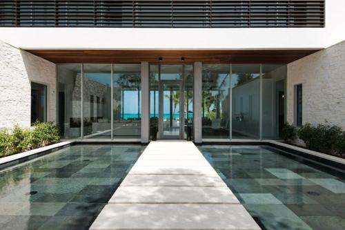 Πισίνα στο ή κοντά στο Cool beachfront fully staffed villa with unique architecture