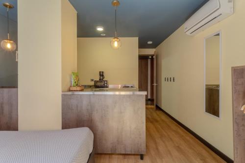 a room with a kitchen with a counter top at Soy Local Parque La 93 in Bogotá