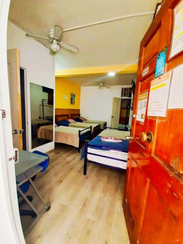 a room with two beds and a room with a room with two beds at Hostal Pampaloja Antof in Antofagasta