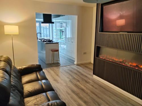 Χώρος καθιστικού στο Stylish 5-bedroom retreat just minutes from Belfast city