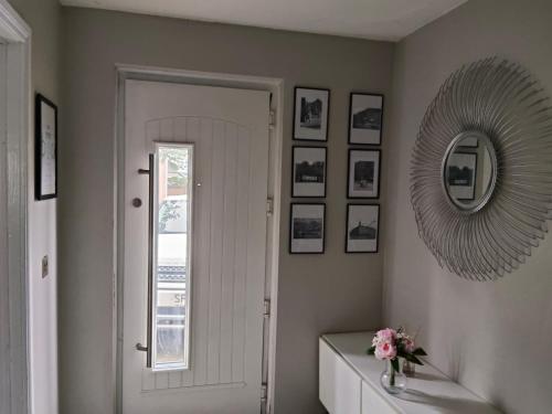 Φωτογραφία από το άλμπουμ του Stylish 5-bedroom retreat just minutes from Belfast city στο Μπέλφαστ