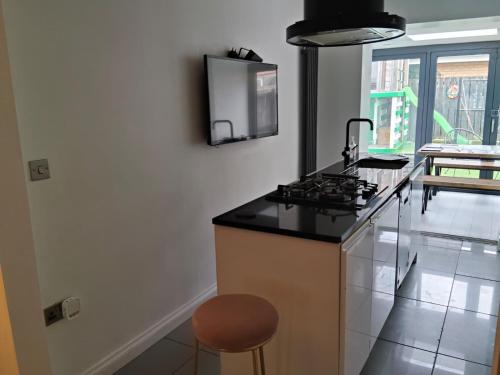 Η κουζίνα ή μικρή κουζίνα στο Stylish 5-bedroom retreat just minutes from Belfast city