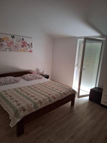 Apartments with parking space Rab - 24682
