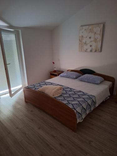 Apartments with parking space Rab - 24682