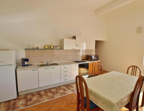 Apartments with parking space Rab - 24682