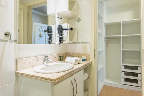 a bathroom with a sink and a mirror at Doce Canela - Pousada de Charme in Canela