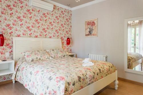 a bedroom with a bed with floral wallpaper at Doce Canela - Pousada de Charme in Canela