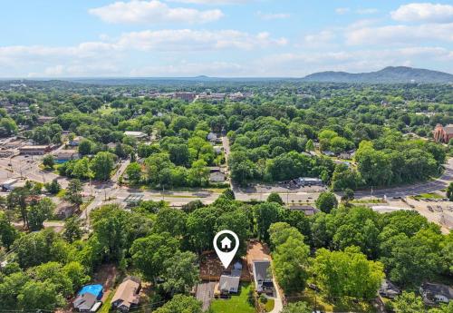 an aerial view of a park with a road sign at Marietta Charmer in Marietta