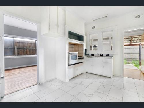 Dapur atau dapur kecil di Cosy home in Bentleigh