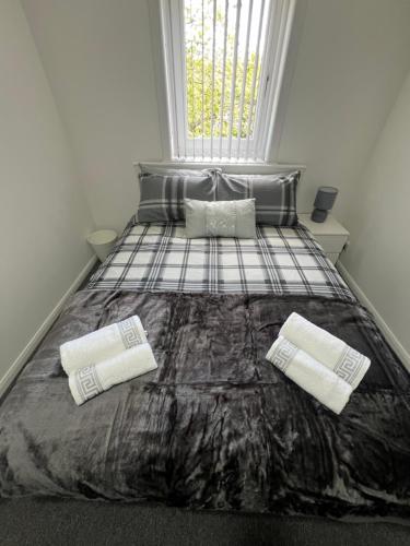 Giường trong phòng chung tại Newly refurbed 3 bed home 15mins to Edin city