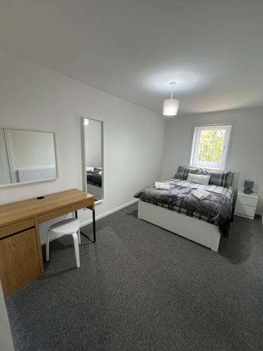 Giường trong phòng chung tại Newly refurbed 3 bed home 15mins to Edin city