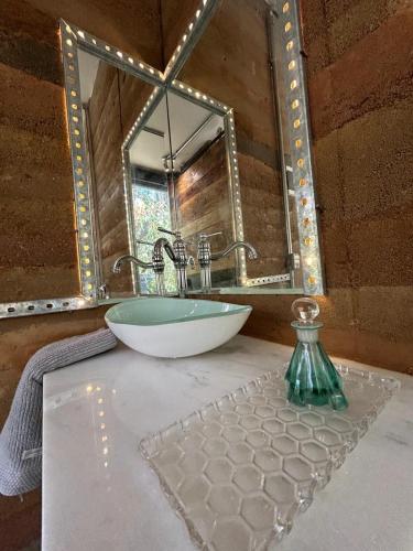 a bathroom with a sink and a mirror at Casa Aquário in Petrópolis