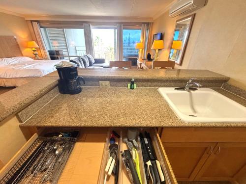 Fotografija u galeriji objekta Ilikai Apt 302 - Spacious Studio with Stunning Ocean & Harbor Views u gradu Honolulu