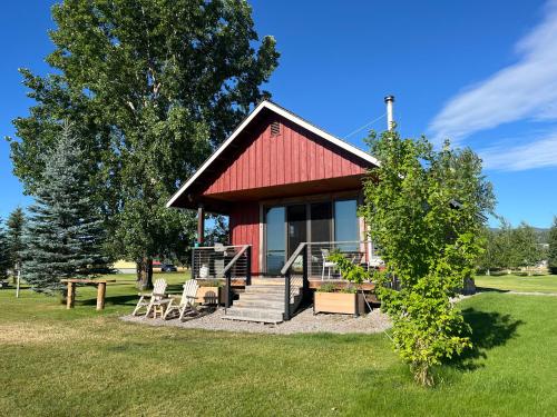 Κήπος έξω από το New Cabin with Spectacular Views of Flathead Lake.