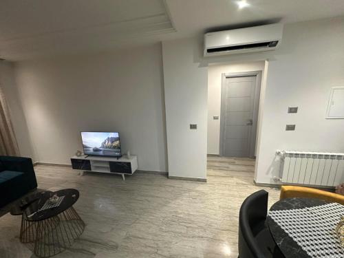 Hammamet NordにあるCasa de Yassineのリビングルーム(テレビ、ソファ付)