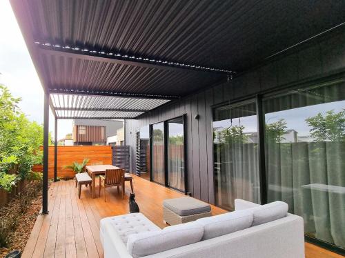 ニュープリマスにあるLuxury Fitzroy Beach Retreatのリビングルーム(白いソファ付)