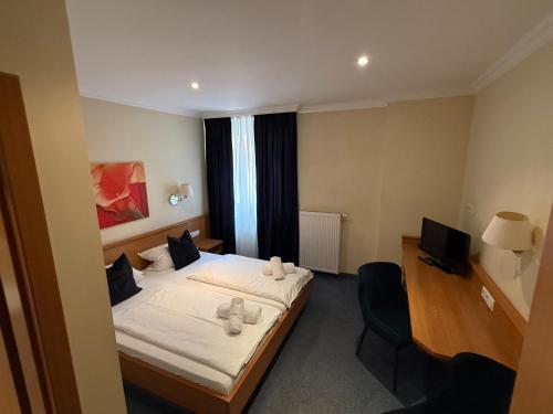Una cama o camas en una habitación de Luitpold Hotel