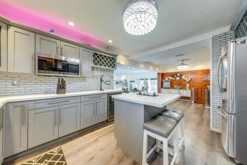 Dapur atau dapur kecil di Private Oasis in West Park Near the Beach!