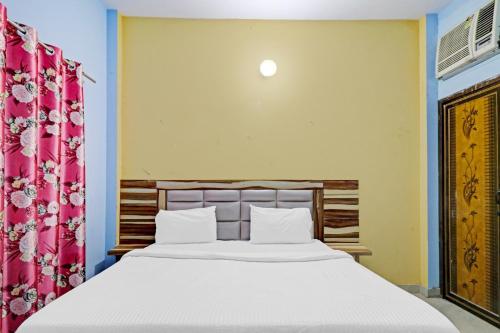a bedroom with a large white bed in a room at Hotel O Knight guest house in Morādābād