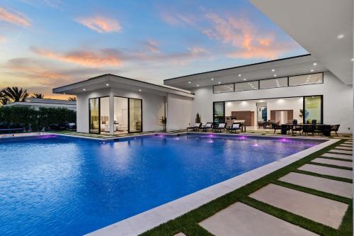 Gallery image of Sleeps 20 Pool Pickleball Villa Near Golf Dining Fun Bravo Villa 2 by AvantStay in Indio