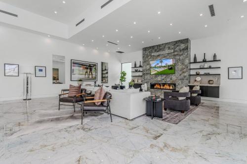 Gallery image of Sleeps 17 6BR Retreat w Pool Hot Tub Pickleball Bravo Villa 3 by AvantStay in Indio
