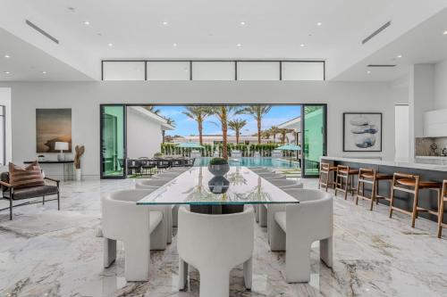 Gallery image of Sleeps 17 6BR Retreat w Pool Hot Tub Pickleball Bravo Villa 3 by AvantStay in Indio