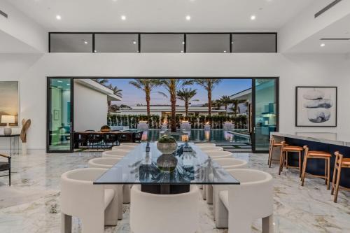 Gallery image of Sleeps 17 6BR Retreat w Pool Hot Tub Pickleball Bravo Villa 3 by AvantStay in Indio