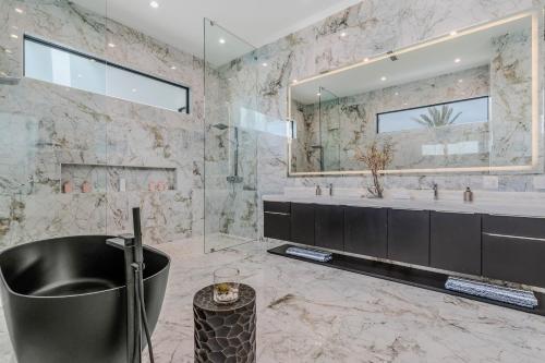 Gallery image of Sleeps 17 6BR Retreat w Pool Hot Tub Pickleball Bravo Villa 3 by AvantStay in Indio