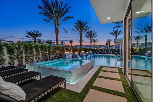 Gallery image of Sleeps 17 6BR Retreat w Pool Hot Tub Pickleball Bravo Villa 3 by AvantStay in Indio