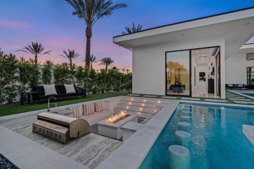 Gallery image of Sleeps 17 6BR Retreat w Pool Hot Tub Pickleball Bravo Villa 3 by AvantStay in Indio