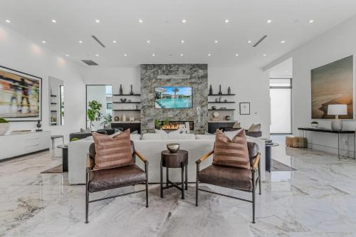 Gallery image of Sleeps 17 6BR Retreat w Pool Hot Tub Pickleball Bravo Villa 3 by AvantStay in Indio