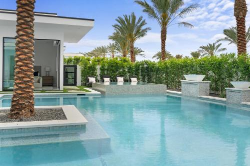 Gallery image of Sleeps 17 6BR Retreat w Pool Hot Tub Pickleball Bravo Villa 3 by AvantStay in Indio