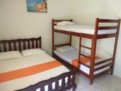 SantiagoにあるYolimar Hostal y Campingの二段ベッド2組が隣り合う部屋です。