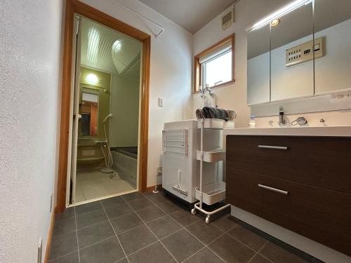 una cucina con lavello e frigorifero di 草枕 -kusamakura- private stay a Tomakomai