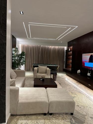 Zona de estar de Cozy 2BR Near Banex Plaza Fast WiFi