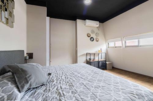 a bedroom with a large bed with a black ceiling at 506 Great Location AC 1Bdrm 1bath apt Rooftop in Mexico City