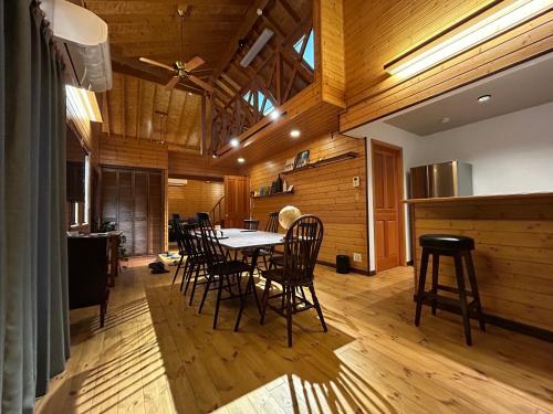 a dining room with a table and chairs at 草枕 -kusamakura- private stay in Tomakomai