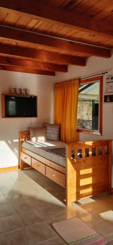 En eller flere senge i et værelse på An Dina House