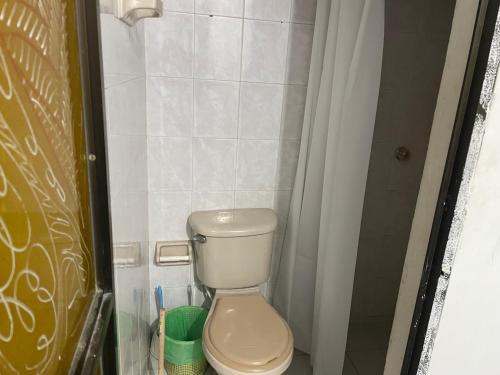 ein Bad mit WC in einem kleinen Zimmer in der Unterkunft Casa Hostal Disfrutar casa cerca la playa Gaira, playa Rodadero, playa Salguero in Santa Marta